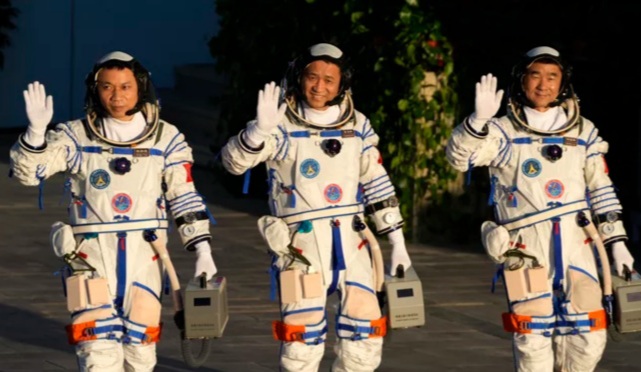 अपना स्पेस स्टेशन तैयार करने चीन ने भेजे तीन अंतरिक्ष यात्री