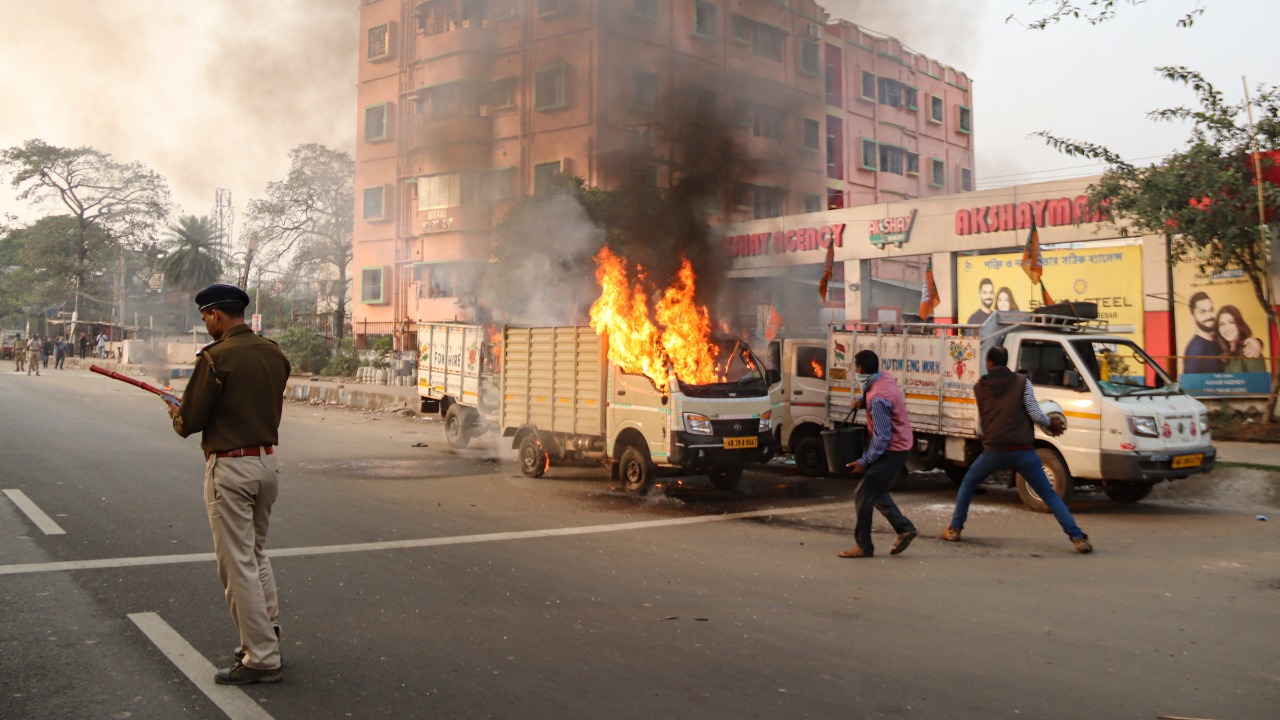 बंगाल में सुनियोजित साजिश के तहत हई हिंसा, जांच कमेटी ने गृह मंत्रालय को सौंपी रिपोर्ट