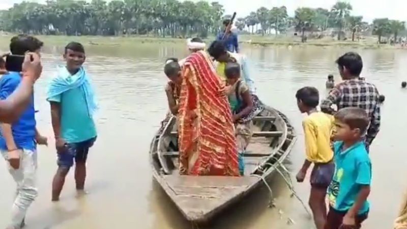 Bihar : CM नीतीश के गृह जनपद की नदी में गूंजी शहनाई, नाव पर दूल्हा-दुल्हन और बाराती