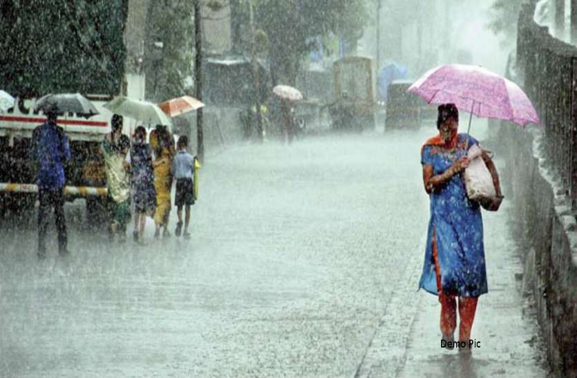 #MonsoonUpdates: मॉनसून की दस्तक, बारिश से भीगा लखनऊ और दिल्ली