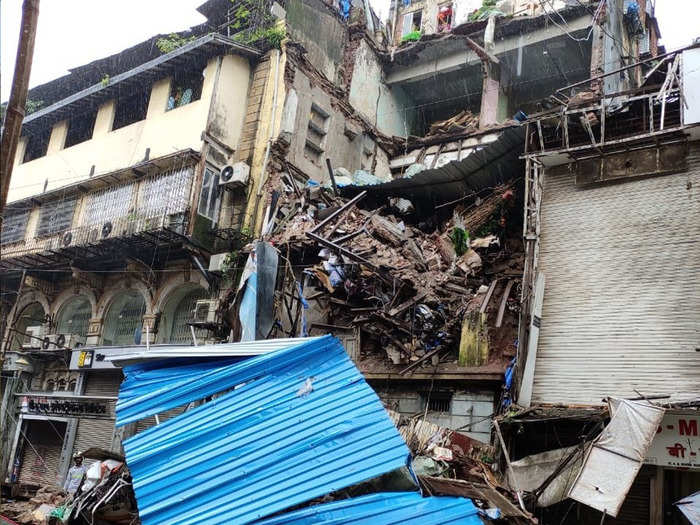 मुंबई में बारिश का कहर, 4 मंजिला इमारत गिरने से 11 लोगों की मौत, कई घायल