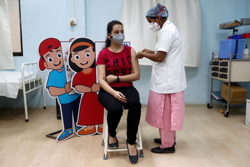 देशभर के कई शहरों में वैक्सीन की किल्लत, मुंबई में कहीं भी नहीं लग रहा टीका