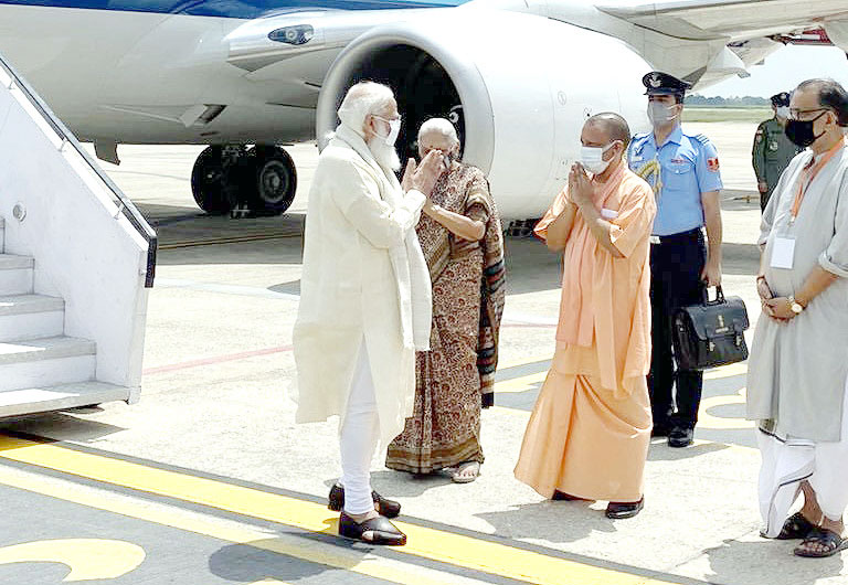PM नरेंद्र मोदी पहुंचे वाराणसी, ‘भगवान शिव की नगरी’ को देंगे कई सौगात