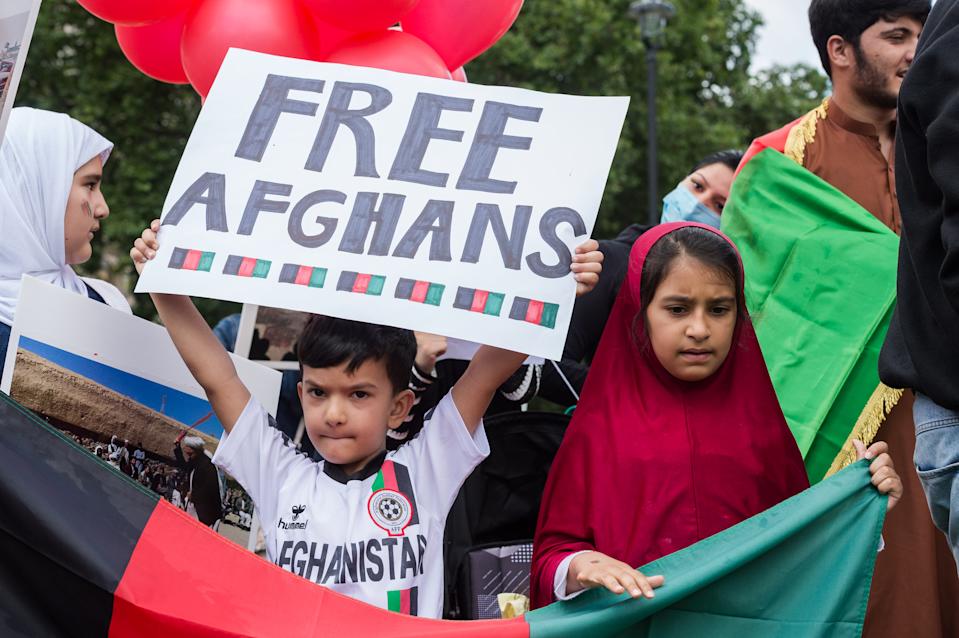 अफगानी नागरिकों की बेबसी, क्या बोल रही है सोशल मीडिया की अतरंगी दुनिया ?