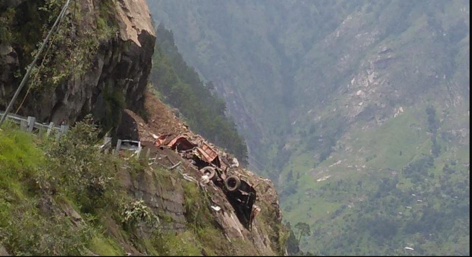 हिमाचल: किन्नौर में भूस्खलन, मलबे में दबी बस और कार, 40 से ज्यादा लोग फंसे