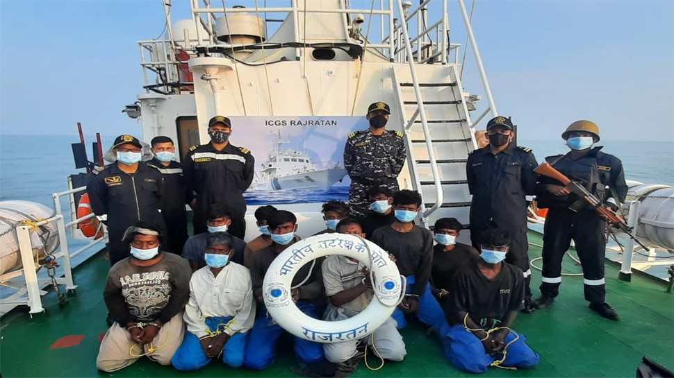 भारतीय तटरक्षक दल ने गुजरात तट से दूर पाकिस्तानी नौका के साथ 12 सदस्यों को पकड़ा