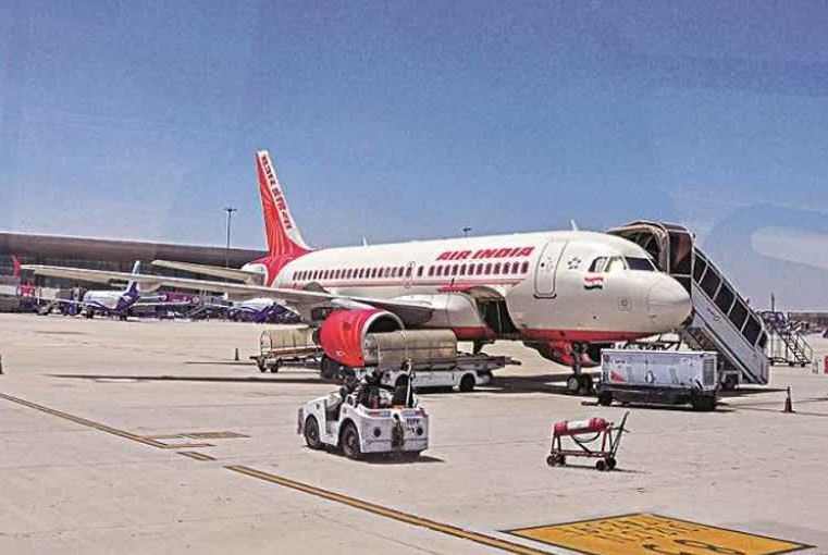 बिजनेस क्लास में चींटियों का झुंड मिलने से Air India की दिल्ली-लंदन फ्लाइट ने 3 घंटे की देरी के बाद भरी उड़ान…