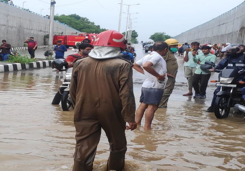 दिल्ली में जमकर बरसे बदरा : समंदर बना इंदिरा गांधी एयरपोर्ट, कई इलाके पानी में डूबे