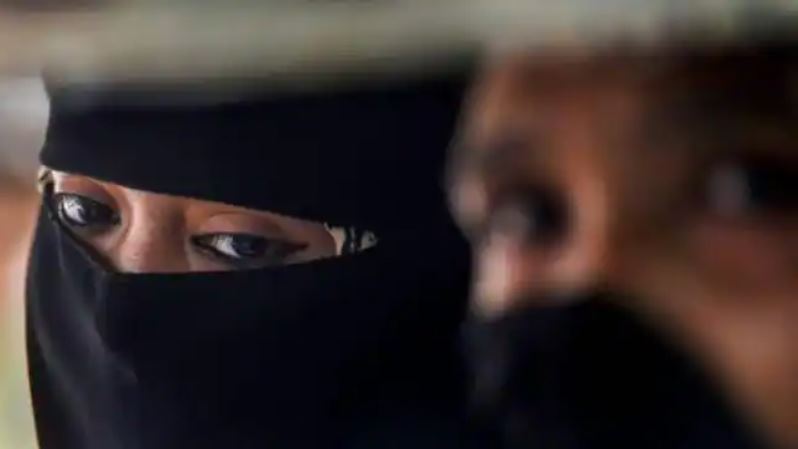 WhatsApp इस्तेमाल करने पर मुस्लिम महिलाओं को किया जा रहा कैद, क्या तालिबान से ज्यादा क्रूर है चीन ?