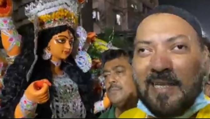 Durga Puja: देशभर में दुर्गा पूजा की धूम, कोलकाता में मुस्लिम समुदाय ने दुर्गा पूजा के आयोजन में हिंदू परिवारों के साथ मिलकर बंटाया हाथ