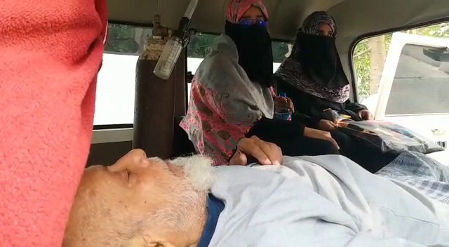Mau : पुलिस ने 92 वर्षीय मुख्तार अहमद पर लगाया गैंगस्टर एक्ट, एंबुलेंस से पहुंचा कलेक्ट्रेट