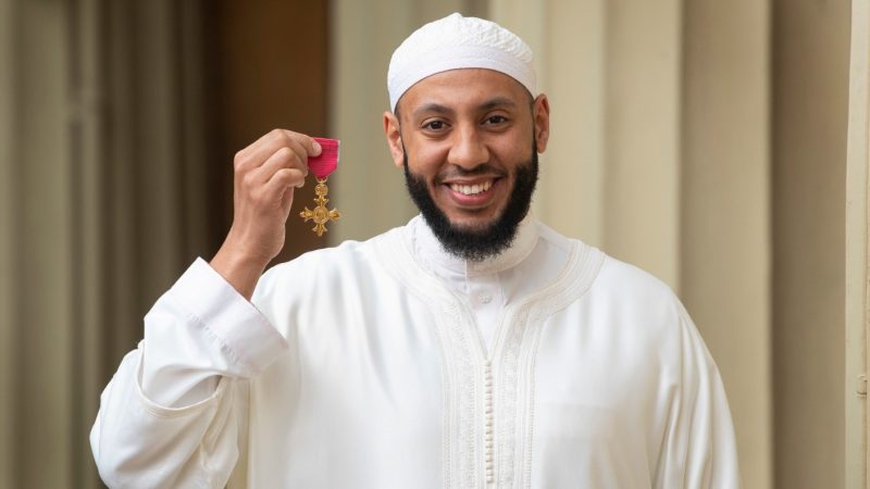 लंदन की सबसे बड़ी मस्जिद के इमाम को क्यों मिला ‘ऑर्डर ऑफ द ब्रिटिश एंपायर’ सम्मान