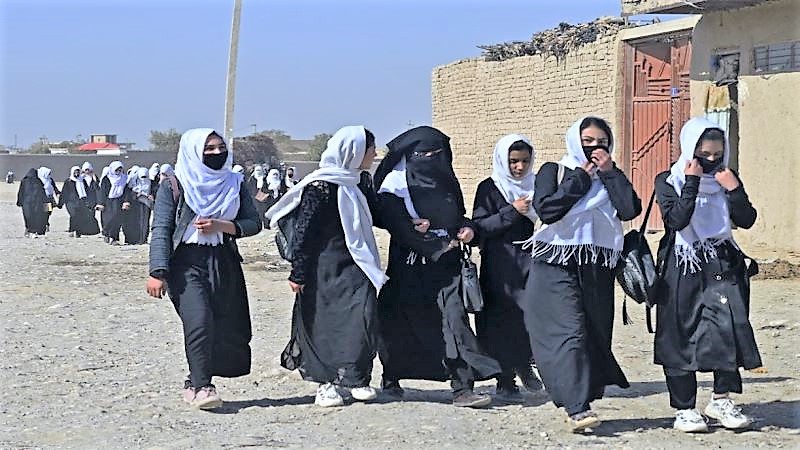 अफगानिस्तान में विश्वविद्यालय खुले, क्लास में जाती दिखीं छात्राएं