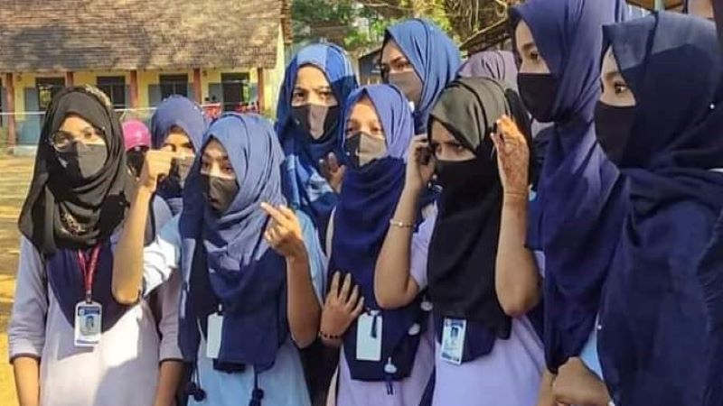कर्नाटक : हिजाब के समर्थन और विरोध में छात्रों के दो धड़ों में टकराव की नौबत, कई जगहों पर हो रहे प्रोटेस्ट