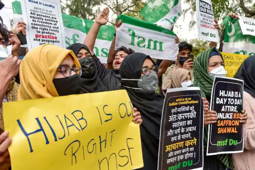 कर्नाटक में हिजाब को लेकर भारी बवाल : मामले पर दखल से सुप्रीम कोर्ट का इनकार, कहा- वक्त आने पर करेंगे सुनवाई