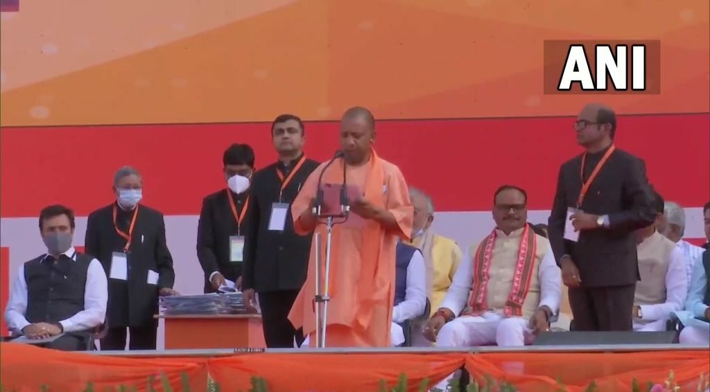 Oath Ceremony: ‘मैं ईश्वर की शपथ लेता हूं…’ इतिहास रचकर लगातार दूसरी बार यूपी के CM बने योगी आदित्यनाथ समेत इन मंत्रियों ने ली शपथ