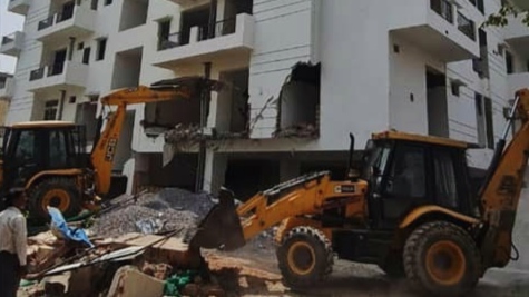 एक्शन में योगी सरकार : राजधानी लखनऊ में बीएसपी नेता फहद याजदान के अवैध अपार्टमेंट पर चला बुलडोजर