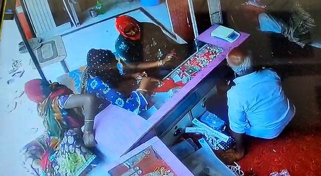 सर्राफा व्यापारी की दुकान में ग्राहक बनकर पहुंची चार शातिर महिलाएं लाखों के जेवर लेकर फरार, CCTV में कैद हुई करतूत