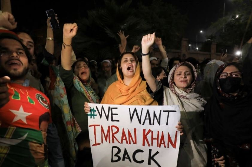 इमरान खान को हटाए जाने को लेकर पाकिस्तान में विरोध, समर्थक बोले- ‘WE WANT IMRAN KHAN BACK’