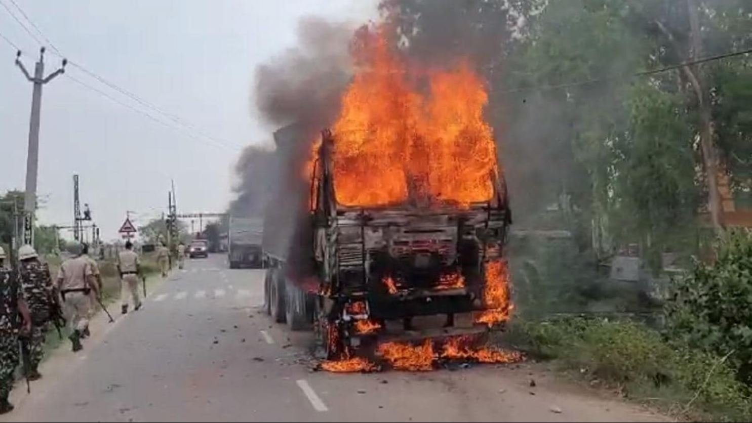 बिहार में हिंसा बेकाबू : उपद्रवियों ने बस, ट्रेन समेत दर्जनों गाड़ियों में लगाई आग, पुलिस पर पथराव