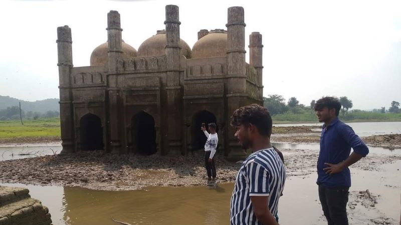 बिहार : पानी उतरा तो नदी के बीच मिली 40 साल पुरानी मस्जिद, लोगों ने बताया क़ुदरत का करिश्मा