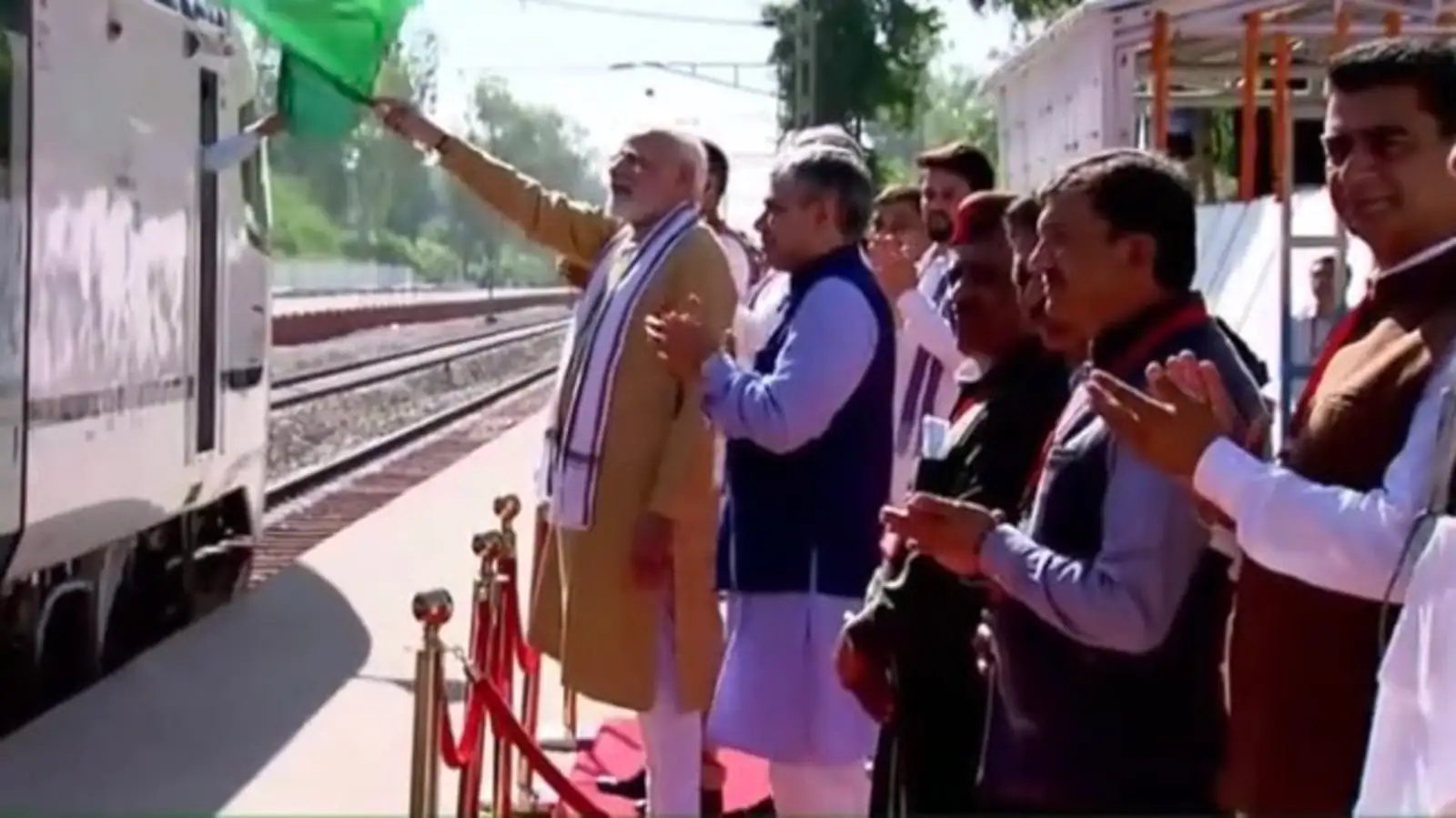 प्रधानमंत्री ने चौथी वंदे भारत एक्सप्रेस को दिखाई हरी झंडी, हिमाचल प्रदेश की जनता को किया संबोधित