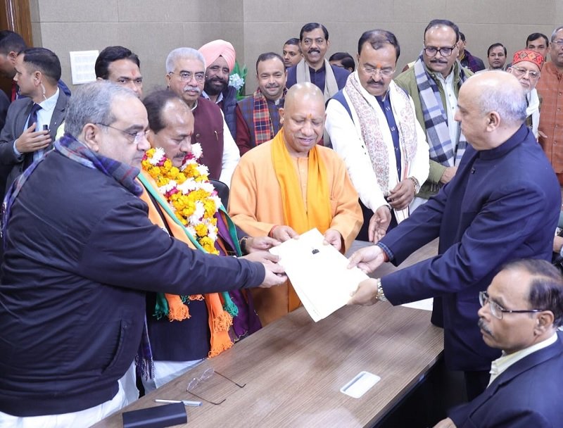 BJP प्रत्याशी दारा सिंह चौहान ने नामांकन किया दाखिल, सीएम योगी सहित प्रदेश सरकार के कई मंत्री रहे मौजूद