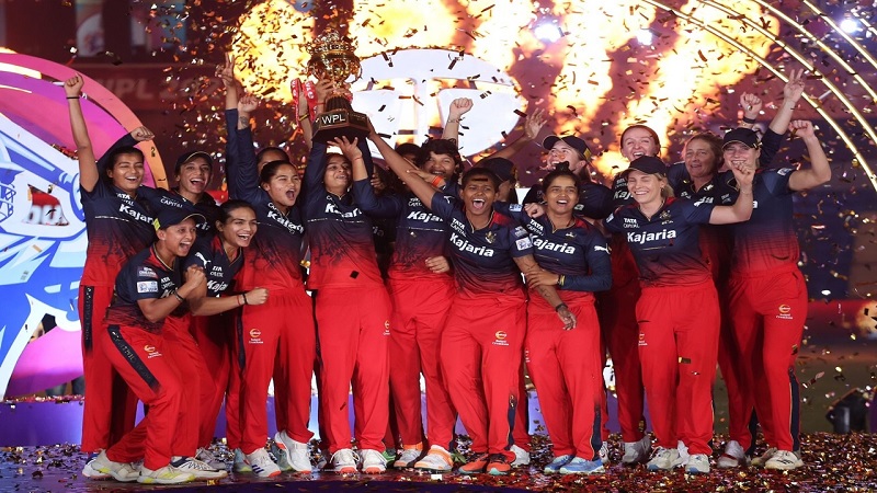 WPL 2024 Final:  दिल्ली को 8 विकेट से हराकर …RCB पहली बार बनी चैंपियन, जीत का जश्न