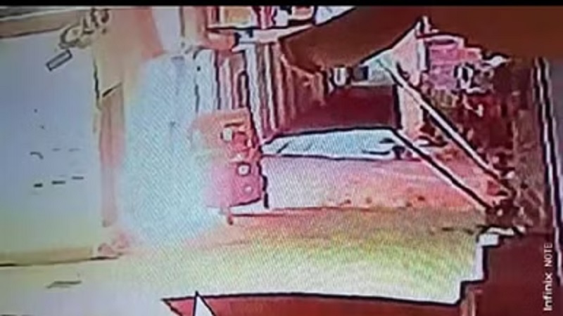 बरेली में अज्ञात व्यक्ति ने बीजेपी नेता की दुकान को बनाया निशाना, पेट्रोल डालकर लगाई आग