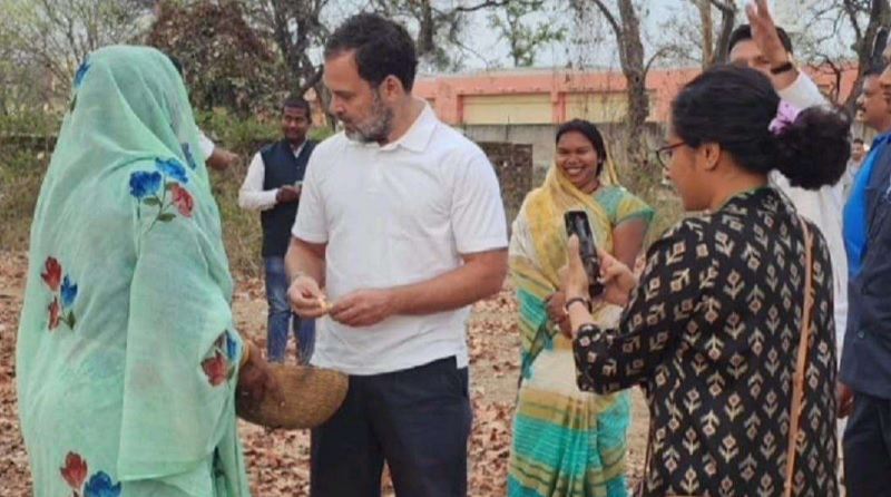 राहुल गांधी ने चखा महुआ, काफिला रुकवाकर आदिवासी महिलाओं के साथ की ढेर सारी बात