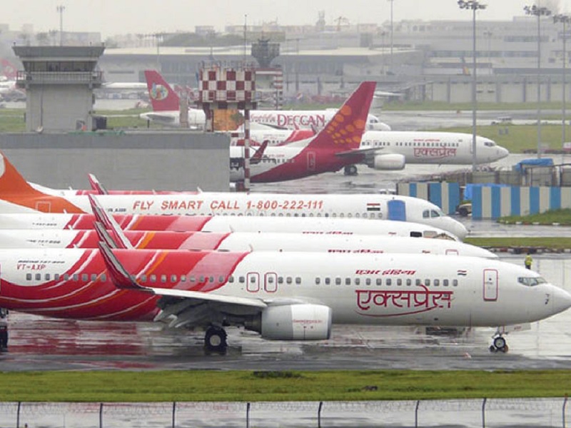 बगावत की मिली सजा, एयर इंडिया एक्सप्रेस ने केबिन क्रू के 30 सदस्यों को बर्खास्त किया