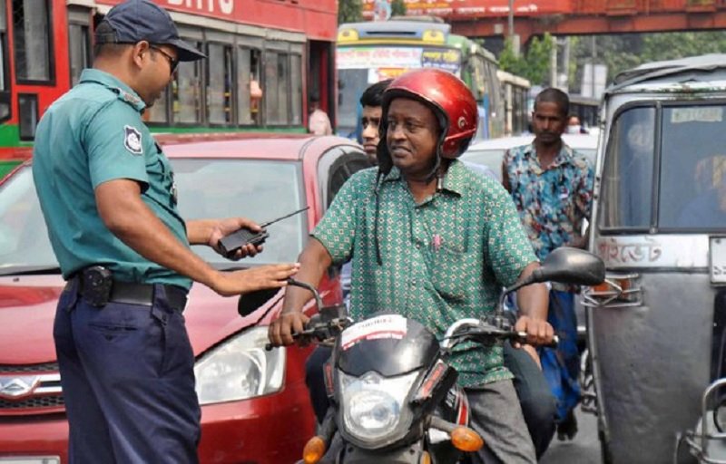 बांग्लादेश में पुलिसकर्मियों ने ख़त्म की हड़ताल, ढाका की सड़कों पर लौटी ट्रैफ़िक पुलिस